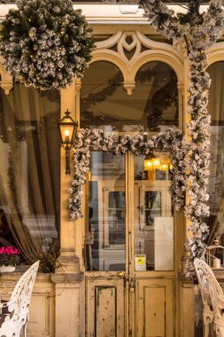 Noel süslemeli kapı