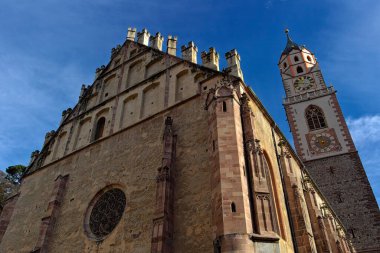 Merano, Bolzano 'daki kilise ve çan kulesi - İtalya