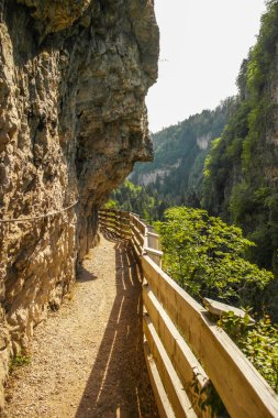 Trento, Trentino Alto Adige 'deki San Romedio Sığınağı' na giden panoramik yol - İtalya