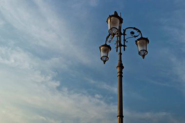 Lamppost gökyüzünün arka planına sahip
