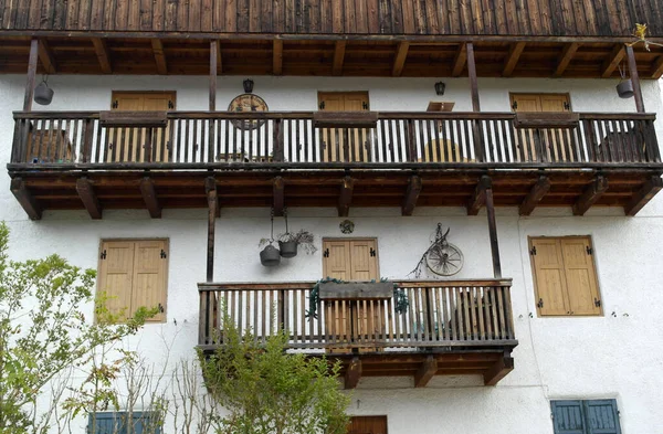 Дом Деревянными Балконами Горах — стоковое фото