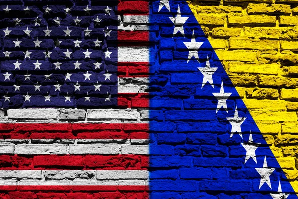 Tuğla Duvarda Amerika Birleşik Devletleri Bosna Hersek Bayrakları — Stok fotoğraf