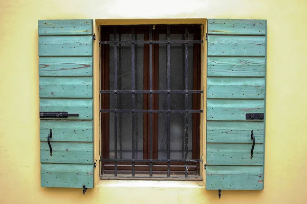 Janela Madeira Velha Com Uma Parede Verde — Fotografia de Stock