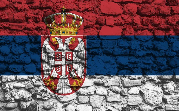 石墙上的塞尔维亚国旗 — 图库照片