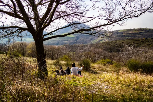 Frühlingspicknick Auf Den Hügeln — Stockfoto