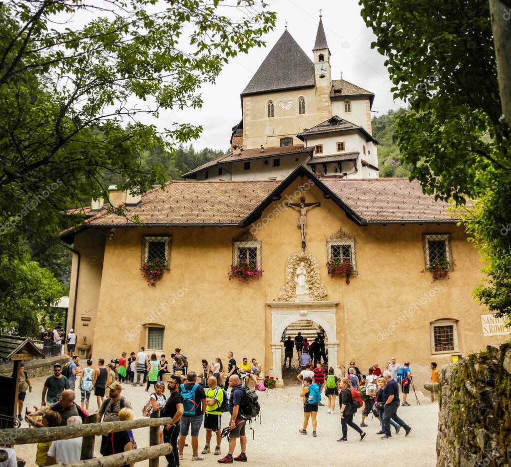 Vista sobre el Santuario de San Romedio en Sanzeno en la provincia de Trento. agosto 2017 Trento
