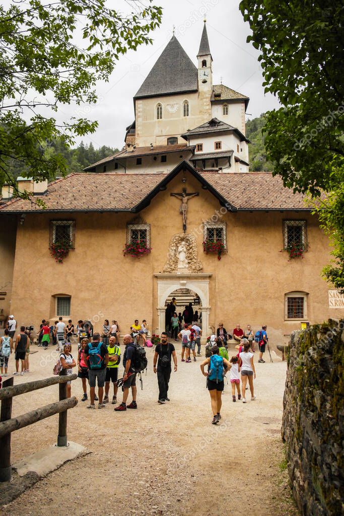 Vista sobre el Santuario de San Romedio en Sanzeno en la provincia de Trento. agosto 2017 Trento