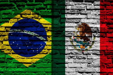 Tuğla duvarda Brezilya ve Meksika bayrakları