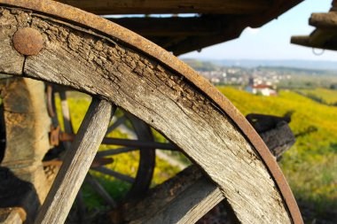 Köy geçmişi olan eski bir ahşap tekerleğin ayrıntıları