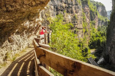 Trento, Trentino Alto Adige 'deki San Romedio Sığınağı' na giden panoramik yol - İtalya