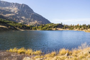 Mavi gölü olan güzel sonbahar dağ manzarası