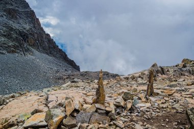 Yüksek dağ manzaralı kayalar ve bulutlar. Monte Pejo, Trentino Alto Adige - İtalya