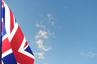 Mavi gökyüzü ve bulutlu Büyük Britanya bayrağı
