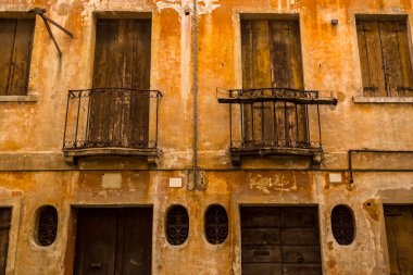 Şehrin eski ahşap penceresi