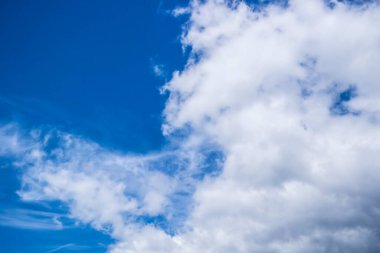 Beyaz bulutlu mavi gökyüzü