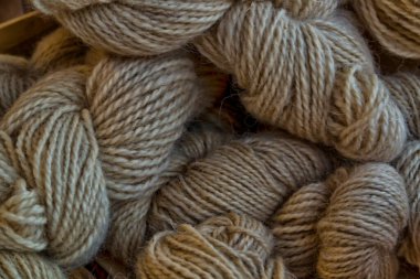 Yün örgü toplarının bej rengi tonu