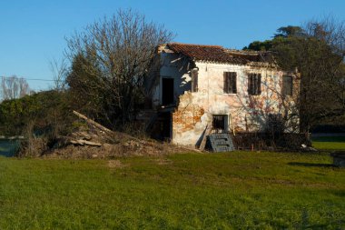 Doğada terk edilmiş eski bir ev