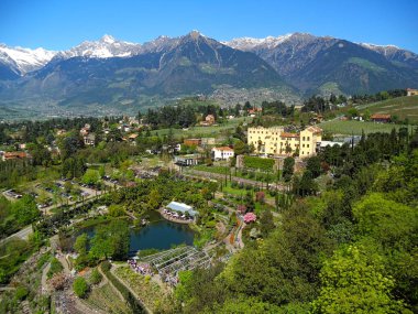 Merano 'daki Trauttmansdorff kalesinin bahçesi. 25 Nisan 2013 Merano, Bolzano - İtalya