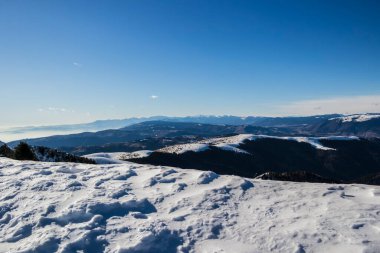 Karla kaplı dağlarla kaplı güzel bir dağ manzarası