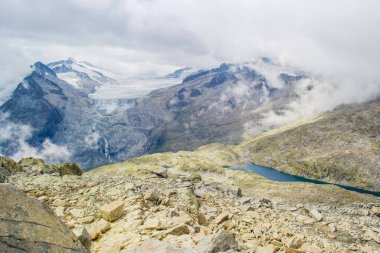 Passo del Tonale, Lombardiya 'daki karanlık göl manzarası