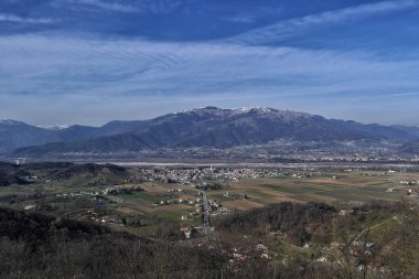 Sabahleyin dağların manzarası