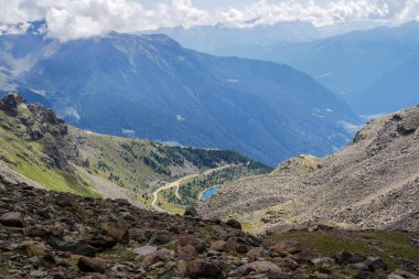 Dağlardaki gölün güzel manzarası 