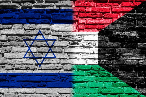 Tuğla duvarda İsrail ve Kuveyt bayrakları