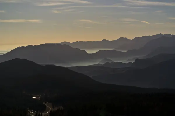 Красивий Краєвид Горами Хмарами — стокове фото