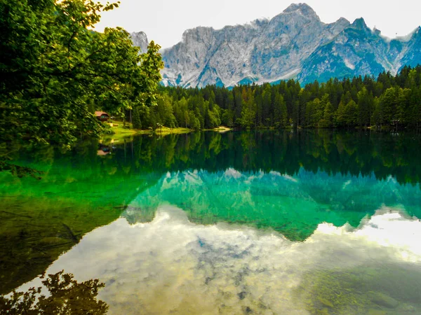 Reflejos Verdes Azules Lago Montaña — Foto de Stock