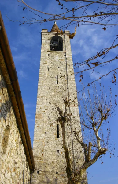Башня Средневековой Церкви — стоковое фото