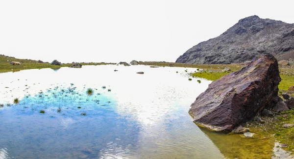 Bela Paisagem Lago Montanhas — Fotografia de Stock