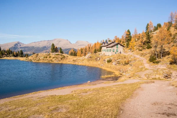 Prachtige Herfst Berglandschap Met Blauw Meer — Stockfoto