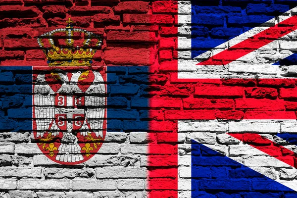 Прапори Сербії Великої Британії Цегляній Стіні — стокове фото