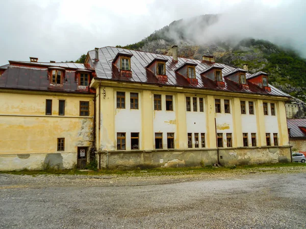 Verlassene Gelbe Gebirgsgebäude — Stockfoto