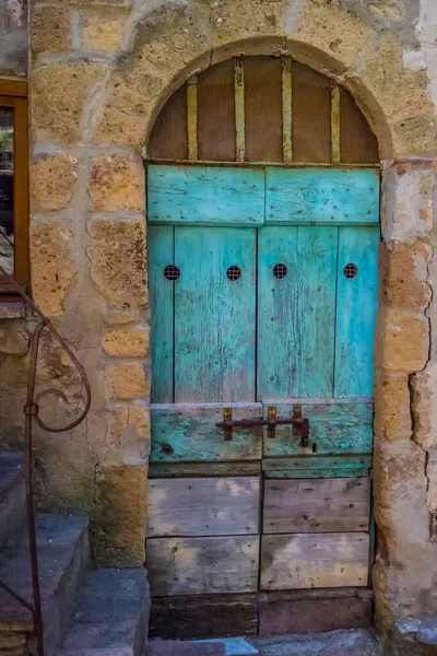 Παλιά Ξύλινη Πόρτα Και Παντζούρια Στους Δρόμους Της Μεσογείου Στα — Φωτογραφία Αρχείου