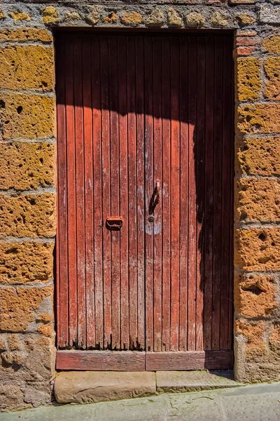 Παλιά Ξύλινη Πόρτα Κόκκινη Λαβή — Φωτογραφία Αρχείου