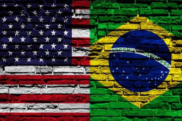 Bandeiras Dos Estados Unidos América Brasil Parede Tijolos — Fotografia de Stock