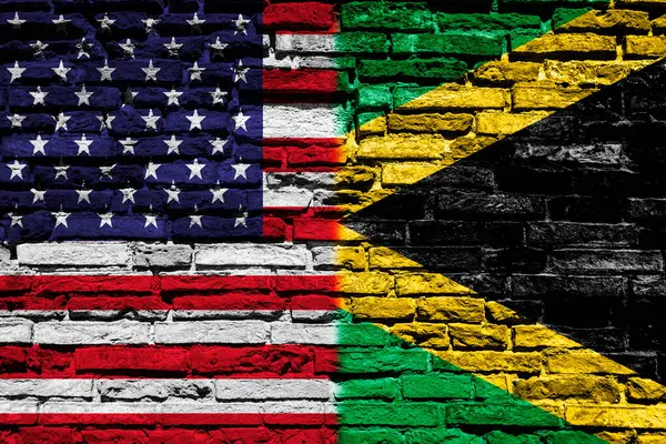 Amerika Birleşik Devletleri Jamaika Bayrakları Tuğla Duvarda — Stok fotoğraf