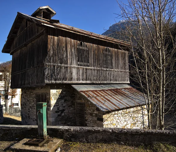 Vecchio Fienile Montagna Con Fontana — Foto Stock