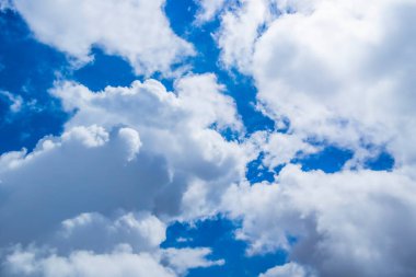 Bulutlu mavi gökyüzü