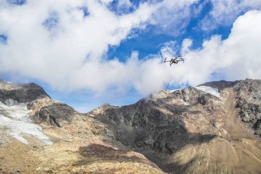 Kafkasların dağlarındaki dağ tepelerinin manzarası.