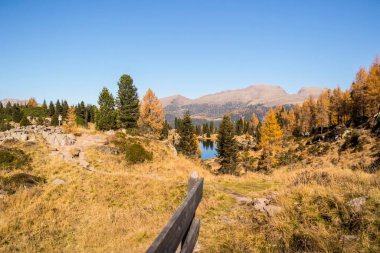 Mavi gölü olan güzel sonbahar dağ manzarası