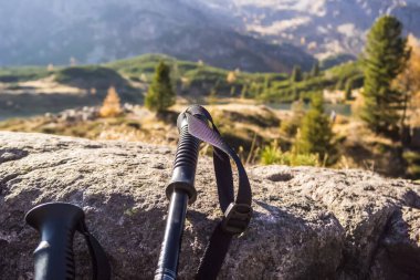 Dağlarda yürüyen İskandinav raketleri