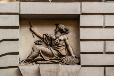 Beyaz duvarda düşük rahatlıklı heykel