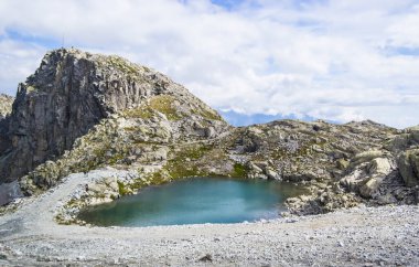 Dağlardaki gölün güzel manzarası 