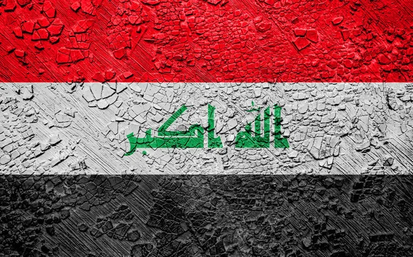 倒塌的墙上挂着伊拉克国旗 — 图库照片