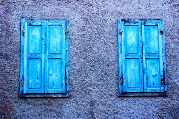 Stare Okno Niebieską Ścianą — Zdjęcie stockowe