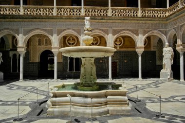 Sevilla 'daki Casa de Pilatos çeşmesinde. 11 Ağustos 2016 Sevilla, Endülüs