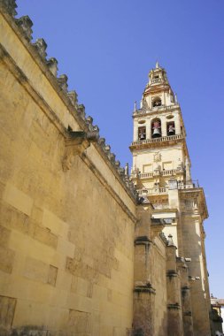 Cordoba katedralinin duvarları ve kulesi. 13 Ağustos 2016 Cordoba, Endülüs - İspanya