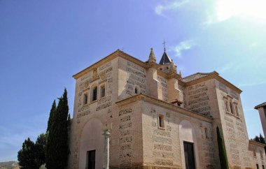 Granada 'daki Santa Maria Alhambra Kilisesi. Ağustos 2016 Granada, Endülüs - İspanya